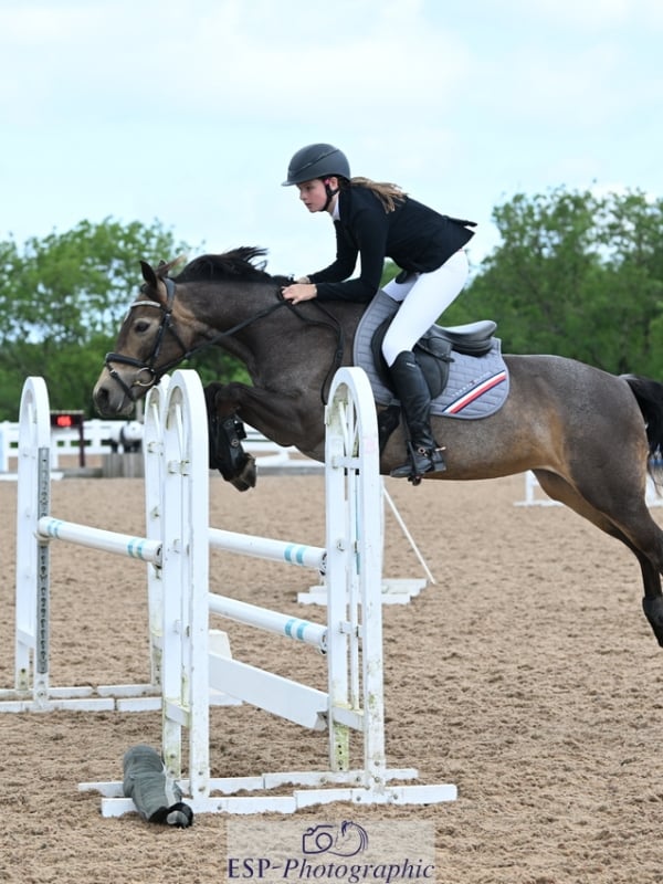 Rubi Harper jumping